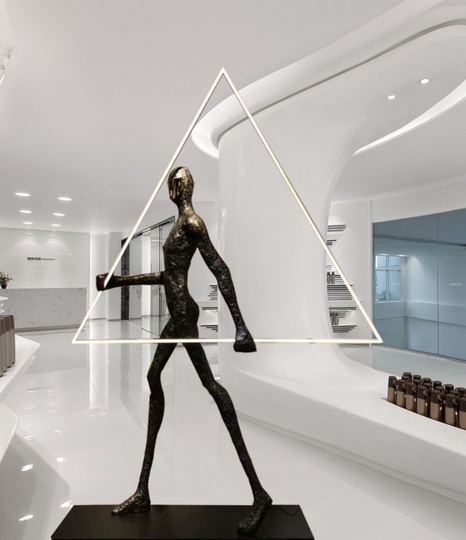 Торшер человек. Напольный светильник черный торшер 98*20*151. NIM GEO - человек с треугольником, LED, 50 Вт