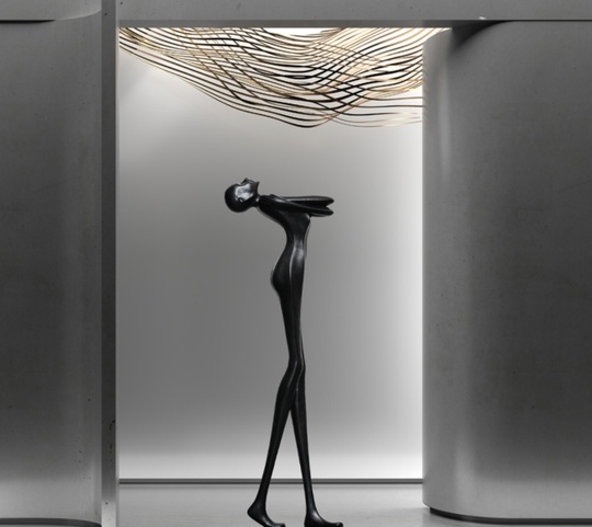 Скульптура девушки черный цвет. Last Girl