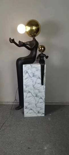 Торшер человек с лампой черный с золотом, стекловолокно, светодиодный E27 - напольный светильник