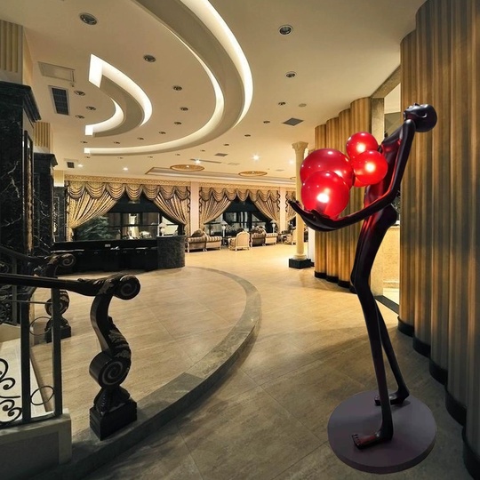 Торшер человек с красными шарами черный NIM, 80*42*180 см, LED, E27*6, смола со стекловолокном, 24 Вт